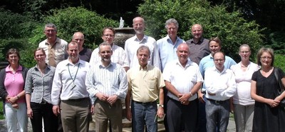 Im Bild: (hinten v.l.) Michael Martin (IR), Finn Udesen (DK), Stefan van Lerberghe (Be), Gerhard Haxsen (D), Kees de Rost (I), Johann Schlederer (AUT), Michael Groes Christiansen (DK) (vorne v.l.) Barbro Mattsson (SWE), Victoria Ohlsson (SWE), Andrew Knowles (GB), Robert Hoste (NL), Winfried Matthes (D), Tony Fowler (GB), Joeri Deuninck (Be), Anna-Kathrin Hertrampf (D), Brigitte Badouard (F)
