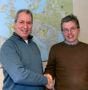 Andreas Stärk (rechts) gratuliert dem neuen ISW-Viehhandelsgeschäftsführer Gerd Westermann