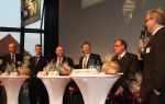 Dr. Tölle (3.v.l.) moderierte die Podiumsdiskussion auf der letzten ISN-MGV