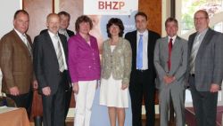 v.l. Andreas Neumann (VzF GmbH), Dr. Conrad Welp (VzF GmbH), Heiko Plate (VzF GmbH), Doris Schröder (NieKE), Astrid Grotelüschen (Nds. Ministerin für Ernährung, Landwirtschaft, Verbraucherschutz und Landesentwicklung), Steffen Reiter (German Meat GmbH), Helmut Brachtendorf (AgriKom GmbH), Eckhard Koch (VzF GmbH)