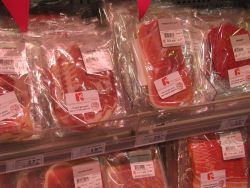 Mit Aktionsaufklebern markierte Fleischwaren