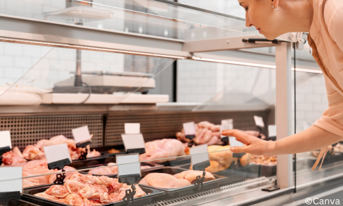 Zukünftig sollen Verbraucher auch bei einem Einkauf an der Frischetheke die Herkunft des Fleisches erkennen können. ©Canva