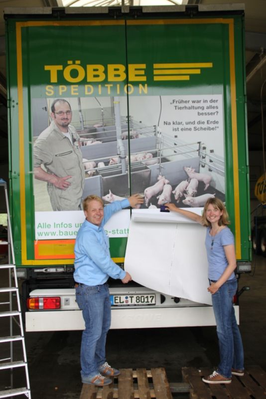 Thomas Bröker und Jana Püttker beim Bekleben des ersten LKW's