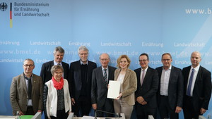 Das Kompetenznetzwerk Nutztierhaltung hat in dieser Woche seinen Abschlussbericht offiziell an Bundeslandwirtschaftsministerin Julia Klöckner übergeben. (Bildquelle: BMEL)