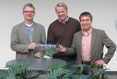 Zufriedene Mienen nach einer Einser-Prüfung, mit der Boris Bergmann (Mitte) seine Bachelorarbeit abgeschlossen hat. Erstprüfer Prof. Dr. B. Lehmann von der FH Osnabrück (links) und Zweitprüfer Dr. Markus Harannen freuen sich mit dem Agraringenieur.