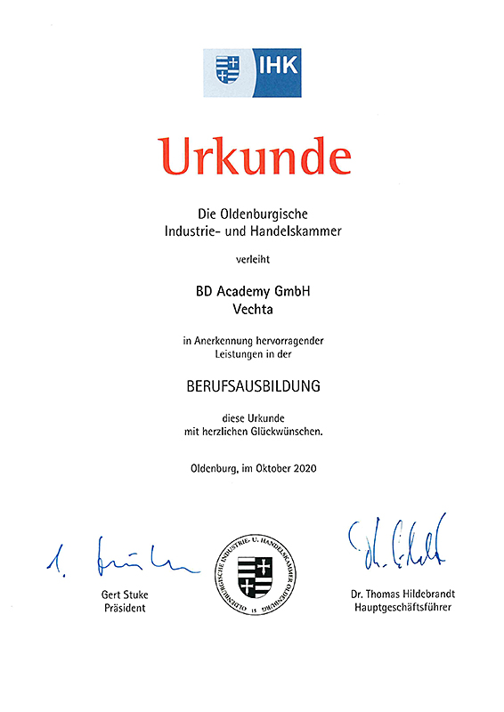 Unternehmen, deren Auszubildenden mit einem „Sehr gut“ abschließen, erhalten eine IHK-Urkunde überreicht. Big Dutchman freute sich über eine weitere Ehrung für besondere Leistungen in einer langen Galerie von Auszeichnungen.