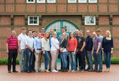 Bestanden: Ausbilder Norbert Bärlein (links) und Ausbildungsreferentin Britta Deux (rechts) gratulieren den ehemaligen Big-Dutchman-Azubis: (v.l.) Jan Henkenborg, Patrick Müller, Nicolas Tappehorn, Thomas Hartke, Pascal Borchers, Luise Küstermeyer, Franz Bokop, Wiebke Kötting, Ines Ehlert, Matthias Lüllmann, Kathrin Eckert, Florian Trommer, Vitali Janzer, Tobias Stuntebeck, Michael Bloch und Thomas Rott.