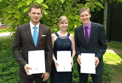 Von links: Michael Heitmann, Judith Hilgefort und Christian Sauer präsentieren stolz ihre Bachelor-Abschlusszeugnisse. Nicht auf dem Foto: Eike-Steffen Wienken