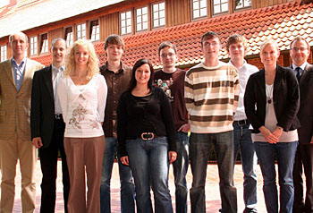 Zufriedene Gesichter nach bestandener IHK-Prüfung (von links nach rechts): Vorstand Bernd Meerpohl, Christoph Tiemann, Aylin Kenkel, Dirk Grieshop, Lena-Katharina Hüntemann, Benjamin Bröring, Daniel Borchers, Leonhard Kruse, Personalreferentin Melanie Wilke (zuständig für Ausbildung) und Personalleiter Sascha Kus. Es fehlen Dennis Barjenbruch, Nils Humberg und Roman Klein.