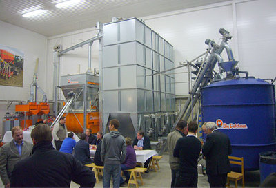 Equipment für die hofeigene Herstellung von qualitativ hochwertigem Mischfutter. Von links nach rechts: Mühle, Mischer, Fertigfuttersilos und HYDROMIX-Tanks