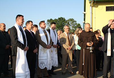 Kirchliche Weihe der neuen Anlage in Beisein von Željko Kurkutović (2. von links) und Landwirtschaftsminister Božidar Pankretić (3. von links).