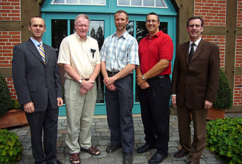 Zufriedene Mienen nach einem gelungenen Arbeitsbesuch, von links nach rechts: Dirk Böckmann (Produkt Management Big Dutchman), Paul H. Liumes, Ph.D. (University of Guelph), Phil McEwen (University of Guelph), Greg Simpson, MSc (Landwirtschaftsministerium Ontario), Magnus Westerkamp (Geschäftsführer Big Dutchman Pig Equipment GmbH).