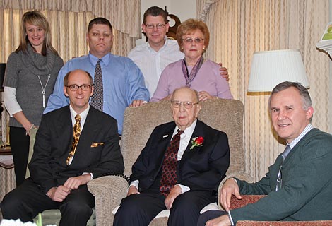 Die Besucher (rechts Clovis Rayzel) im Kreise der Familie DeWitt. Stehend (von rechts): Ehefrau Marlies und die Kinder Tom, John und Sabina. Die Besucher (rechts Clovis Rayzel) im Kreise der Familie DeWitt.