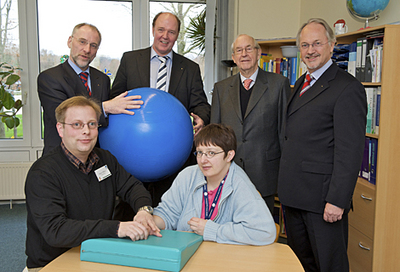 Jürgen Lehmann, Werner Dornieden, Josef Meerpohl und Dr. Heinz-W. Appelhoff (hinten, v. li.) machten sich bei der Spendenübergabe auch ein Bild von der Arbeit in der Ergotherapie.