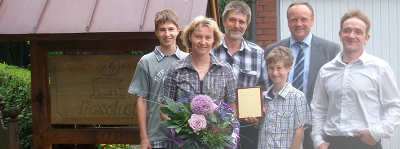 Von links nach rechts: Patrick Peschel, Anette Peschel, Ulrich Peschel, Sebastian Peschel – mit der Plakette "Vermehrer des Jahres", Hinrich Leerhoff, Geschäftsführer PIC Deutschland, Siegfried Kamping, Betriebsleiter in Lonne