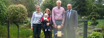 Von links nach rechts: Dr. Kerstin Reiners, Produktionsleiterin PIC Deutschland, Gisela Spieker mit Hannah, Carsten Spieker mit Theresa, Hinrich Leerhoff, Geschäftsführer PIC Deutschland