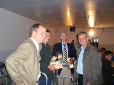 Richtfest auf Gut Frauenholz - von links nach rechts: Werner Schwarz, Ulrike Tiefensee, Jürgen Kramer, PIC-Geschäftsführer, Dr. Holger Looft, PIC-Zuchtleiter.