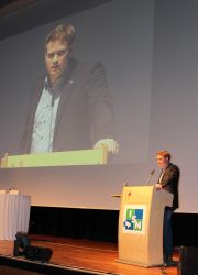 Sebastian Ermann, Mitglied des Sprecherteams der Jungen ISN, auf der Mitgliederversammlung in Münster