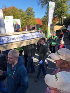 Demonstranten tragen die Sauenhaltung symbolisch zu Grabe