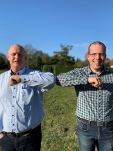 Auf dem Bild zu sehen: Eduard Eissing, Geschäftsführer TOPIGS-SNW GmbH (links), und Falk Bischoff, Inhaber Eberstation Huntemühlen (rechts). Foto: Topigs Norsvin