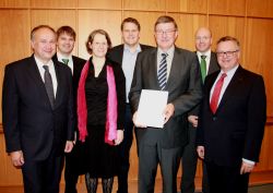 Von rechts: BLE Präsident Dr. Hans-Christoph Eiden mit den Projektpartnern Stefan Sagkob , Dr. Ludwig Diekmann, Dr. Torsten Staack, Dr. Sabine Dippel, Dr. Heiko Janssen und Dr. Karl-Heinz Tölle (Foto: BLE)