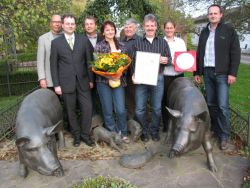 Bei der Ehrung auf dem „Leitbetrieb“ Reiter: Anton und Gabi Reiter (Bildmitte) mit Kim Schulze (2.v.r.) und ihrem BoehringerIngelheim Kollegen Josef Stadler (Key Account Manager Schwein) sowie Firmengründer Herbert Reiter (4.v.r.) und (v. l.) Hans-Günter Munz, Prof. Dr. Martin Ziron, und Dr. Max Lang als betreuender Tierarzt.