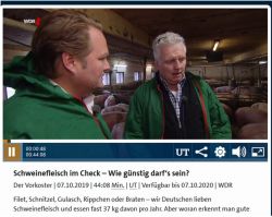 Der Vorkoster Björn Freitag (links) im Schweinestall (Quelle: Screenshot WDR-Mediathek)
© https://www1.wdr.de/mediathek/video/sendungen/der-vorkoster/video-schweinefleisch-im-check--wie-guenstig-darfs-sein-100.html
