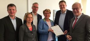 Ministerin Barbara Otte-Kinast (4.v.l.) übergab den Förderbescheid von Land- und Umweltministerium an das Praktikernetzwerk Wirtschaftsdünger. Das Projekt wird getragen von (von links) Dr. Johannes Wilking (Kreislandvolk Vechta), Ute Brase (Umweltministerium), Hubertus Berges (Kreislandvolk Cloppenburg), Dr. Torsten Staack, Geschäftsführer ISN und Uwe Bartels, Vorsitzender Agrar- und Ernährungsforum Oldenburger Münsterland (Foto: ML)