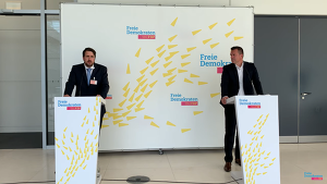 Pressekonferenz des landwirtschaftspolitischen Sprechers der FDP-Fraktion Dr. Gero Hocker (rechts) zur Vorstellung eines Gutachtens zum Gemeinnützigkeitsrecht (Tierrechtsorganisationen). (Bild: FDP)