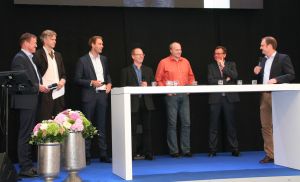Referenten auf dem Podium beim "Fokus Schwein 2016" (Quelle Werkbild): Die Personen von links nach rechts: Herbert Heger, Dr. Wolfgang Hansen, Sebastian Thiemann, Stefan Fitschen-Hobbeling, Ralf Remmert, Detlev Breuer, Björn Markus