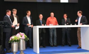 Referenten auf dem Podium beim "Fokus Schwein 2016" (Quelle Werkbild): Die Personen von links nach rechts: Herbert Heger, Dr. Wolfgang Hansen, Sebastian Thiemann, Stefan Fitschen-Hobbeling, Ralf Remmert, Detlev Breuer, Björn Markus