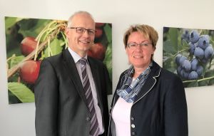 Niedersachsens Agrarministerin Barbara Otte-Kinast begrüßt Prof. Dr. Ludwig Theuvsen, der ab sofort die Abteilung für Landwirtschaft, Agrarpolitik und Nachhaltigkeit im ML leitet. (Bildquelle: ML)