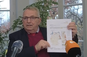 Mecklenburg-Vorpommerns Landwirtschaftsminister Dr. Till Backhaus gab heute Vormittag weitere Informationen über den aktuellen ASP-Fall im Landkreis Rostock bekannt (Bild: Screenshot Facebook-Livestream des Ministeriums für Landwirtschaft und Umwelt MV)