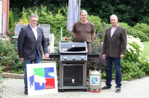 Übergabe des Weber Grills an Hinnerk Cassier (Mitte) durch Paul Kleine Klatte (links) und Gerd Westermann (rechts)