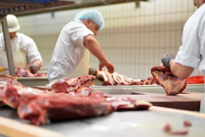 Die Bezahlung in der Fleischwirtschaft wird in Zukunft über dem gesetzlichen Mindestlohn liegen