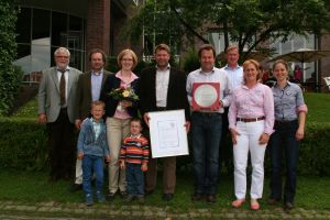 Gruppenfoto v. li.:  Thomas Wroblewsky (betreuender Tierarzt), Prof. Dr. Martin Ziron (FH Südwestfalen, Standort Soest), Stefanie und Falk Voss-Hagen mit Peer und Marten, Dr. Achim Münster (ZNVG), Herbert Heger und Kim Schulze (Boehringer Ingelheim), Dr. Lisa Kruse (ZNVG)