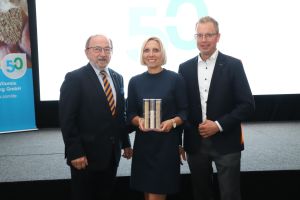 Foto von li.: Peter Radewahn (Geschäftsführer DVT), Dr. Annabell Hardinghaus und Dr. Bernhard Wesseling (Geschäftsführung VILOFOSS Deutschland) ©Deutsche Vilomix Tierernährung GmbH