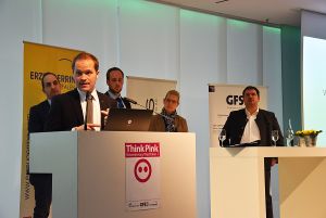 Dr. Peter Rösmann, Produktmanagement der AGRAVIS Futtermittel GmbH (li.) nahm bei der Podiumsdiskussion wie die anderen Referenten der Vortragsveranstaltung „Think Pink“ Stellung zu den Fragen der Schweinehalter.