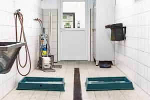 Hygienemaßnahmen: Das Betreten des Stalles über eine Hygieneschleuse ist das A und O , um den Eintrag von Krankheitserregern in den Stall zu verhindern (Bild ©ISN/Jaworr)