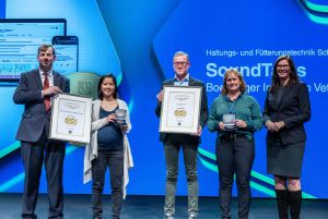 Bei der Award-Verleihung: (v. links): DLG-Präsident Hubertus Paetow, Zhao Ying Cui (Soundtalks NV), Herbert Heger (Boehringer Ingelheim Vetmedica GmbH), Kim Schulze (Boehringer Ingelheim Vetmedica GmbH), Ophelia Nick (Parlament. Staatssekretärin beim Bundesminister für Ernährung und Landwirtschaft) © Boehringer Ingelheim
