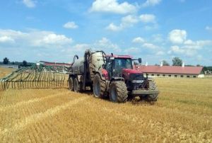 Schleppschlauch Vor Schweinestall Querformat