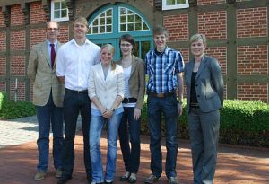 Bestanden 2010! Linus Bocklage, Franka Eissel, Karina Kuhlmann und Jan Diekmann (Mitte, von links) strahlen nach erfolgreich bestandener IHK-Prüfung. Personalreferentin Melanie Wilke und Big Dutchman-Vorstand Bernd Meerpohl freuen sich mit den Prüflingen.