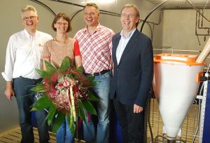 Fröhliche Runde vor beliebter Fütterungstechnik: Verkaufsberater Ernst Klune, Christa und Johannes Nagelmann sowie Big Dutchman-Geschäftsführer Magnus Westerkamp (v.l.n.r.) freuen sich über den 1,5 millionsten Fressplatz.