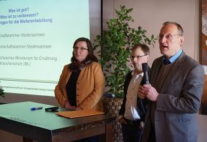 Andreas Corleis, Stefan Welp und Iris Daseking (v.r.) diskutieren mit den Teilnehmern.