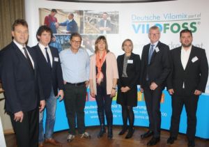 Gruppenbild: Personen v.l.n.r.: Dr. Albrecht Hortmann-Scholten, Heinrich Jans-Wenstrup, Dr. Alois Estermann, Prof. Katrin Mahlkow-Nerge, Dr. Annabell Hardinghaus (Vilomix), Dr. Andreas Dreishing (Vilomix), Dr. Stephan Schneider