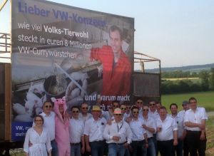 Junggesellenabschied posiert vor dem VW-Plakat