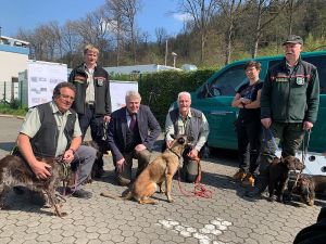 Staatssekretär Bottermann (3. v. l.) bei seinem Besuch der neu gebildeten Suchhundeeinheit zur Eindämmung der Afrikanischen Schweinepest (ASP) in Olpe. Foto: MULNV