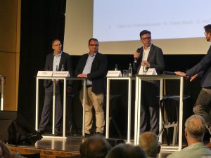 Auf dem Podium (v.l.): Dr. Gerald Otto, Jürgen Wehenpohl, Dr. Gereon Schulze Althoff
