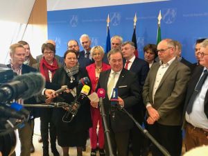 Erster Landwirtschaftsgipfel in der NRW-Staatskanzlei: Ministerpräsident Armin Laschet (Mitte rechts) und Landwirtschaftsministerin Ursula Heinen Esser (Mitte links) stehen den Medien Rede und Antwort (Bildquelle: MULNV NRW)