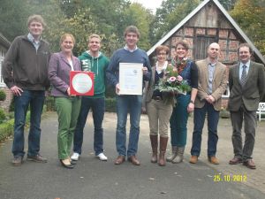 Gruppenfoto v. re.: Dr. Bernd Kruse (beteuender Tierarzt Tierklinik Dümmerland), Kim Schulze (Boehringer Ingelheim), Johannes Arkenstette (Azubi), Heinrich und Annette Jans Wenstrup, Theresa Rewer (Azubi), Pieter Mesu (Boehringer Ingelheim), Prof. Dr. Martin Ziron (FH Südwestfalen, Standort Soest)